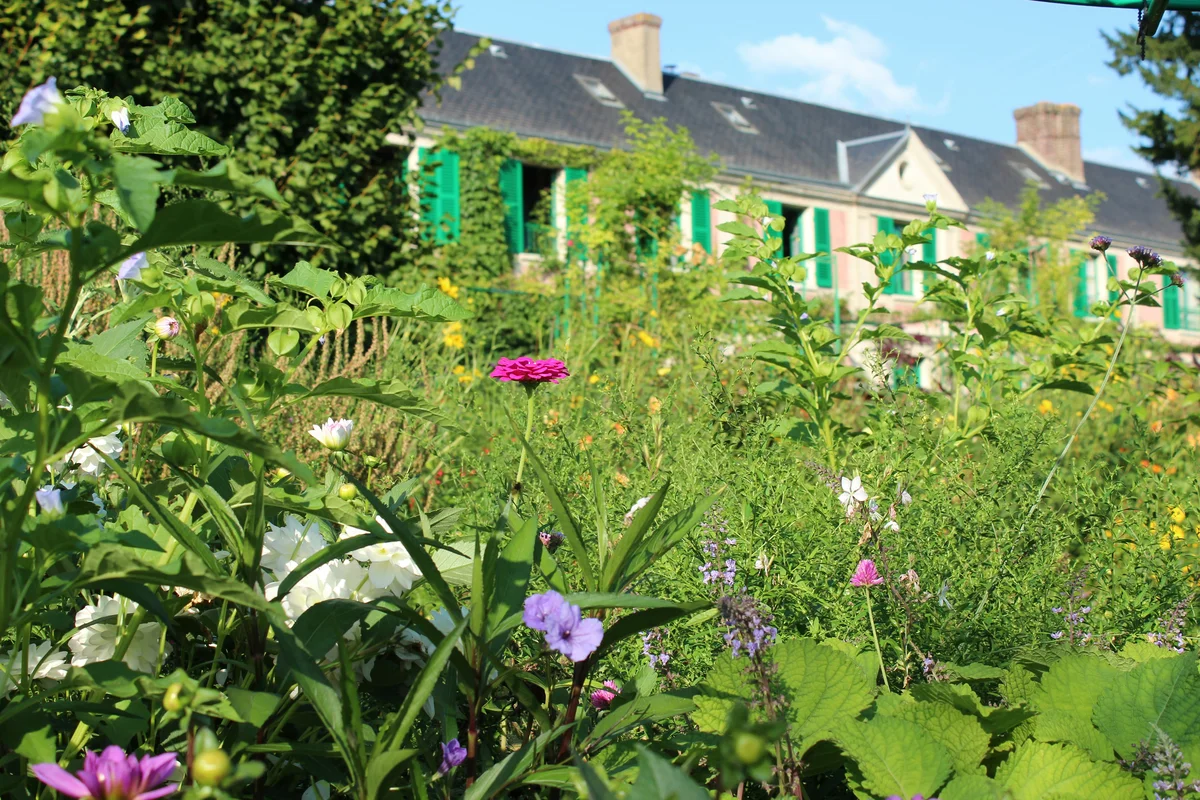 Paris: Giverny & Versailles Full-Day Trip (SIC Basis)