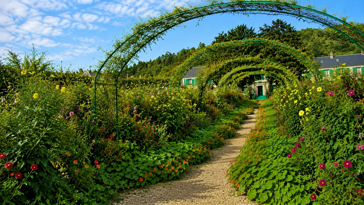 Giverny: Giverny Village Walking Tour & Entrance to Monet's Garden (Shared Basis)