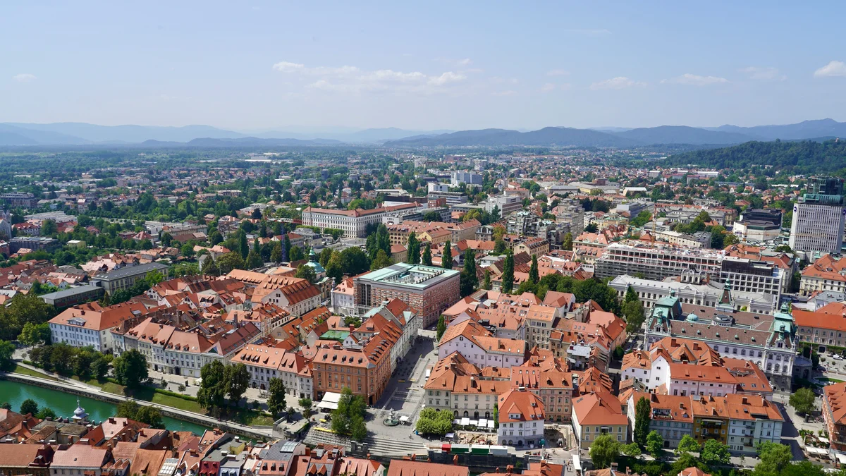 Ljubljana: Castle Entry Ticket with Audio Guide and Funicular Return Ticket (SIC Basis)