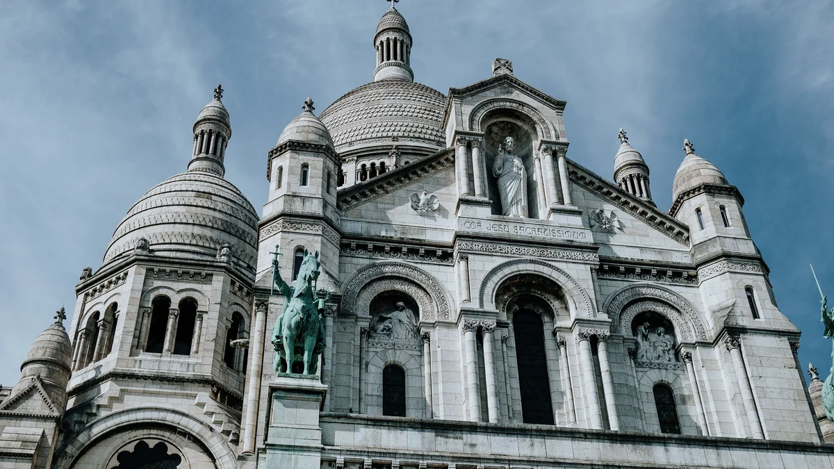 Paris: Montmartre Cheese, Wine & Pastry Guided Walking Tour (Shared Basis)