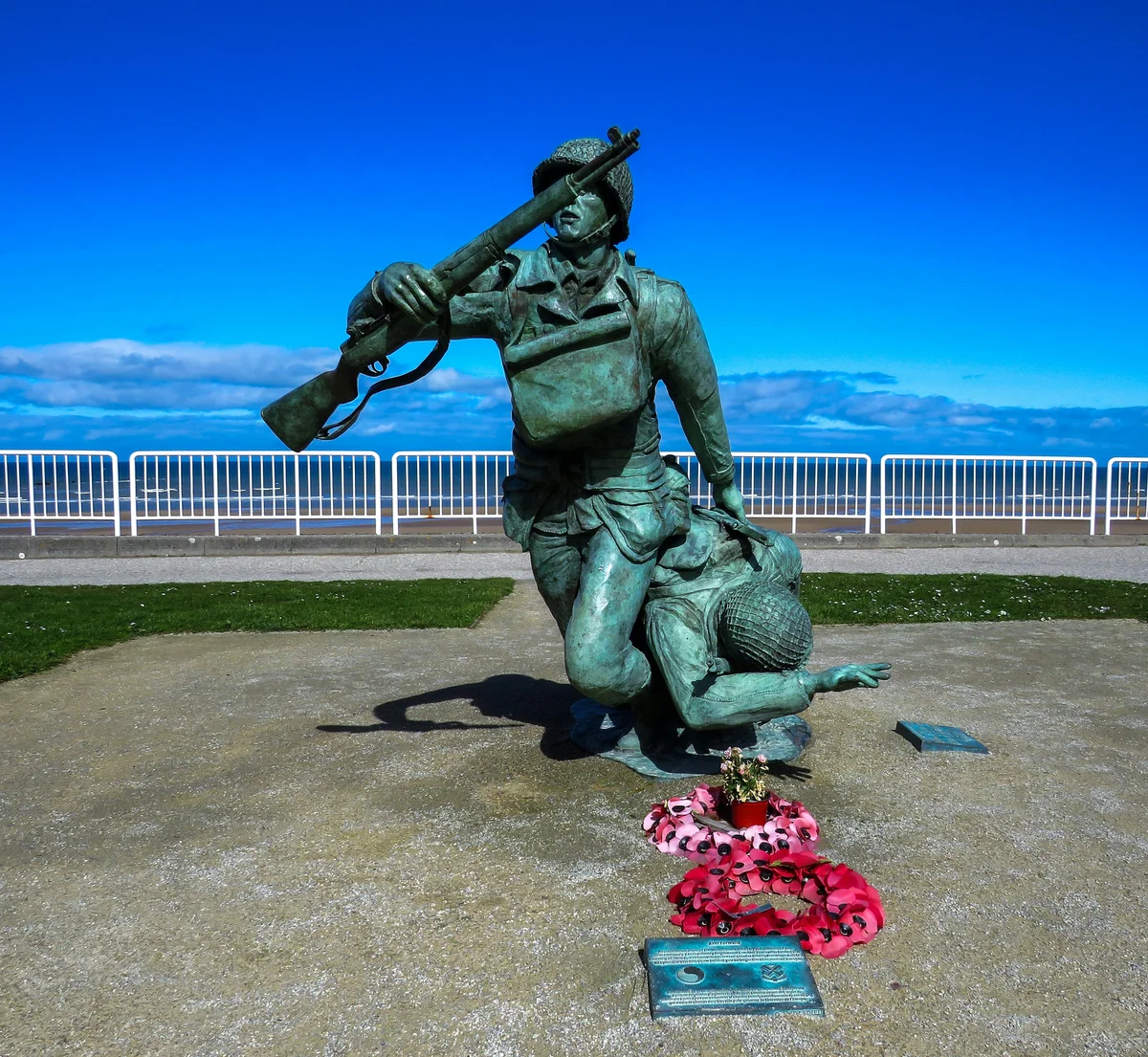Paris: Normandy D-Day Sites Day Trip with Local Lunch (SIC Basis)