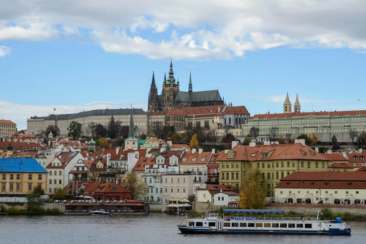 Prague: Sightseeing Dinner Cruise with Deluxe Ticket (without transfers)