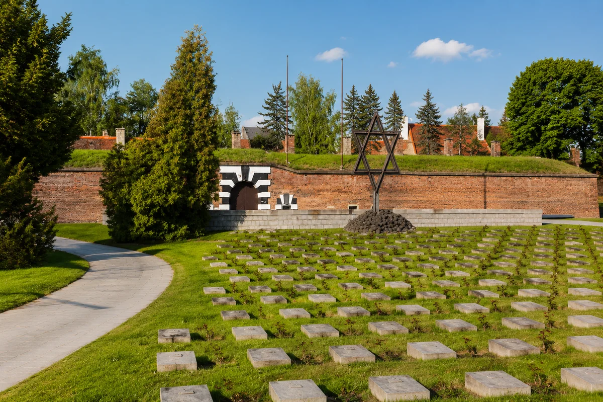 Prague: Terezin Concentration Camp Tour (SIC Basis)