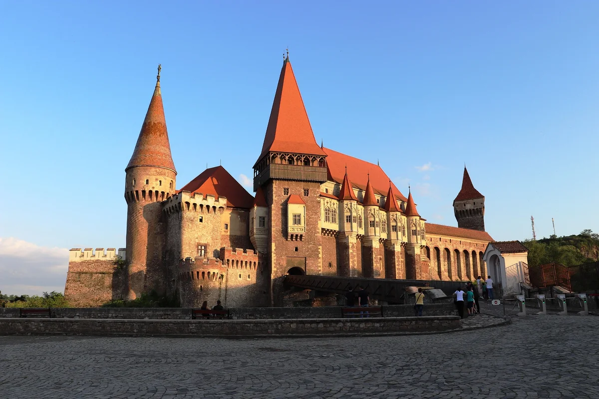 Sibiu: Alba Iulia and Corvin Castle Guided Tour (SIC Basis)