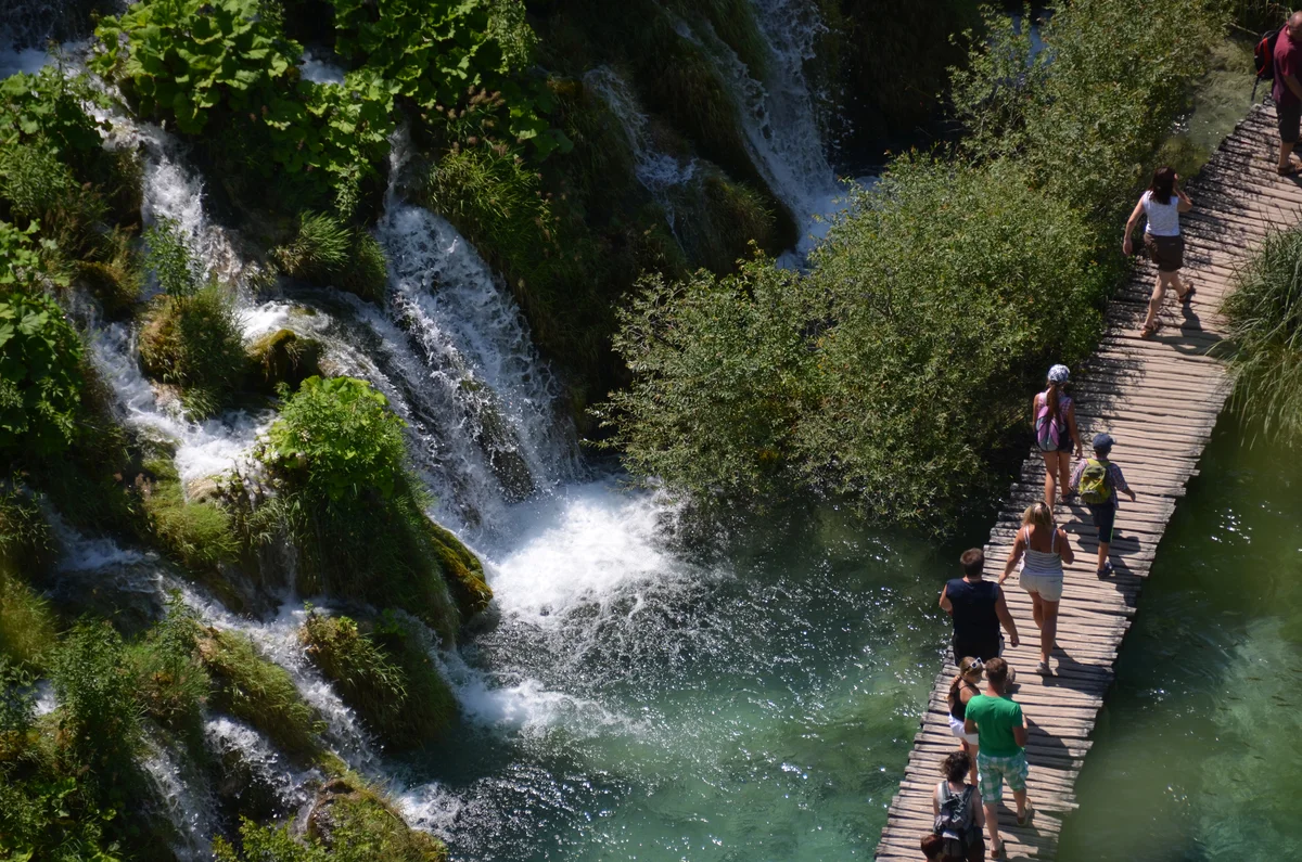 Zadar: Plitvice Lakes Guided Day Tour with Tickets (SIC Basis)